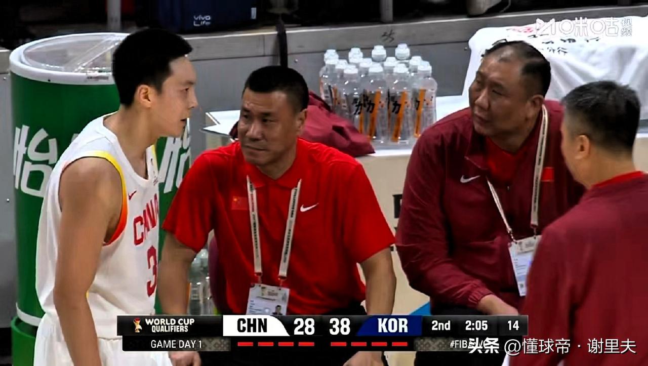 胡明轩手感冰凉，亚洲杯神奇不在，世预赛面对老对手韩国队，再次找不到进攻机会，防守