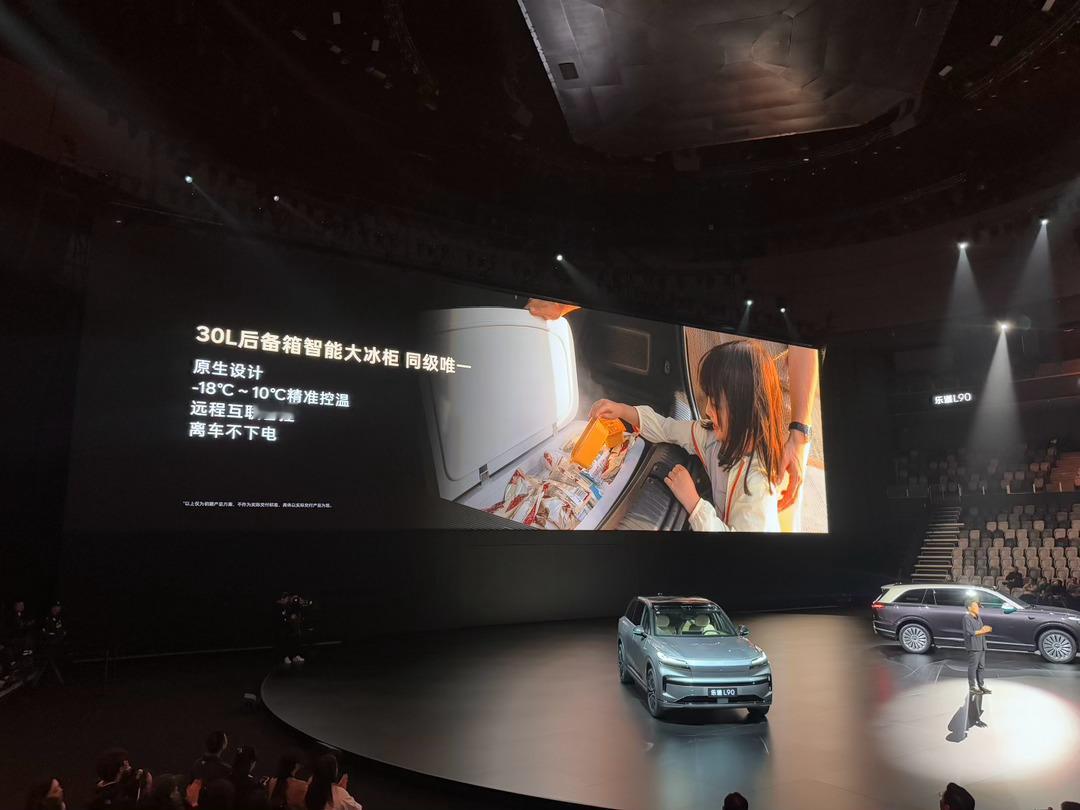 零下18度到10度，支持远程智控，离车不下电！更是能装下60瓶椰子水！我就说买车