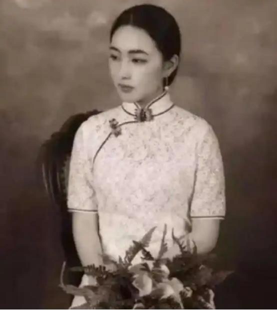 1974年，90岁的杨森迎娶了17岁的张灵凤。洞房之夜，就在杨森要行房事时，张灵