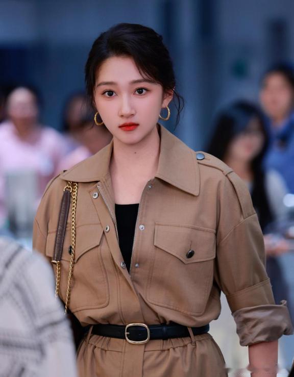 1.关晓彤在接触鹅的悬疑剧《红掌》，导演黄天仁，这个项目是定女选男的本子。2.杨