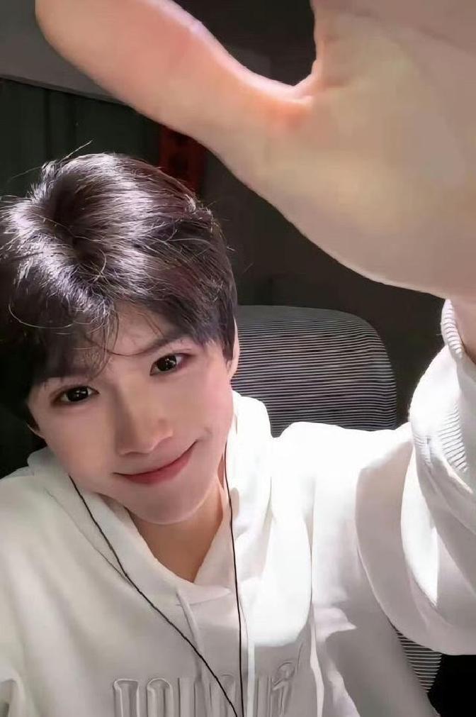 千万粉丝的网红何秋亊，最近可算是栽了大跟头！本来定在2025年6月的成都演唱会，