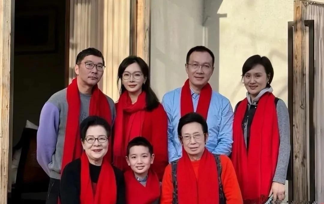 47岁的陈数晒了张全家福，83岁的老妈年轻时髦，52岁的老公帅气又有文艺范儿。
