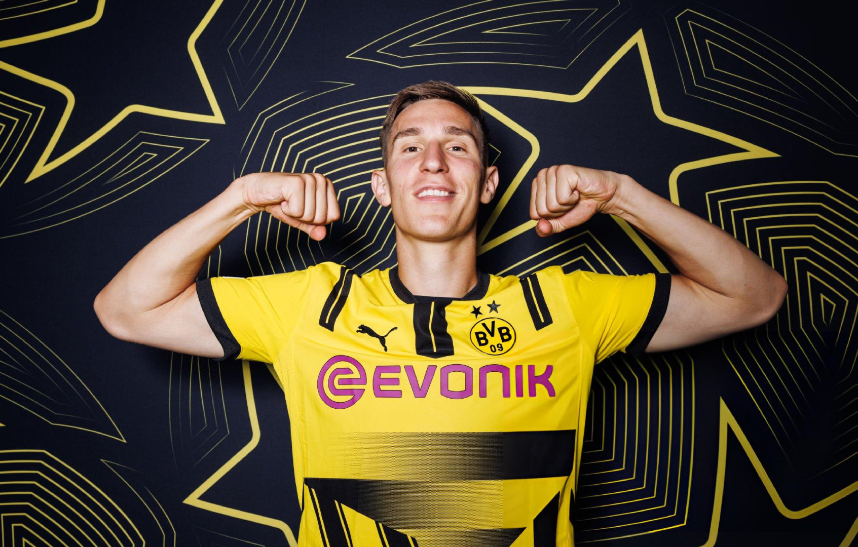 天空体育：26岁中后卫施洛特贝克正在等待皇马、巴萨或拜仁的邀请。据报道，多特蒙德