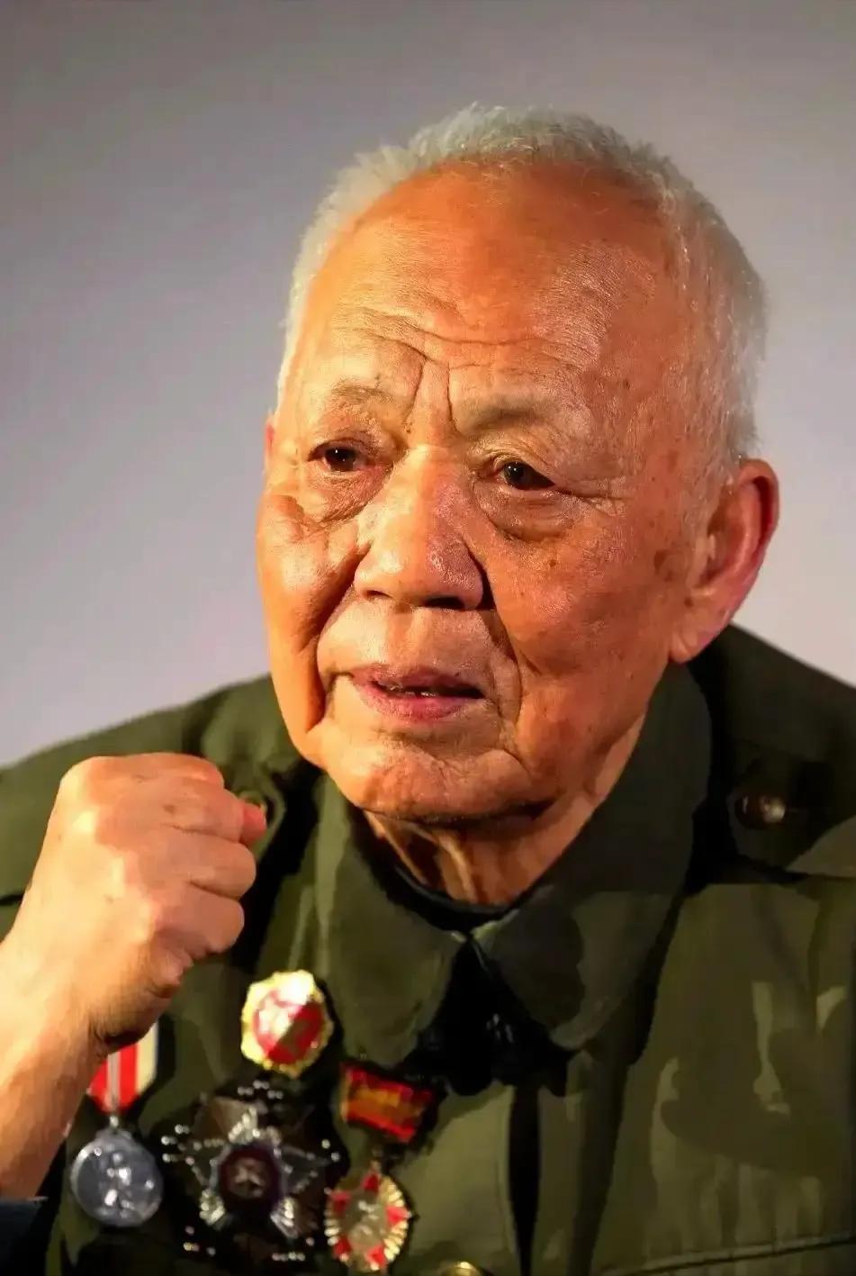 上甘岭，180多个美国大兵发起冲锋，可守阵地的只剩下一个新兵蛋子，惊慌失措后，新
