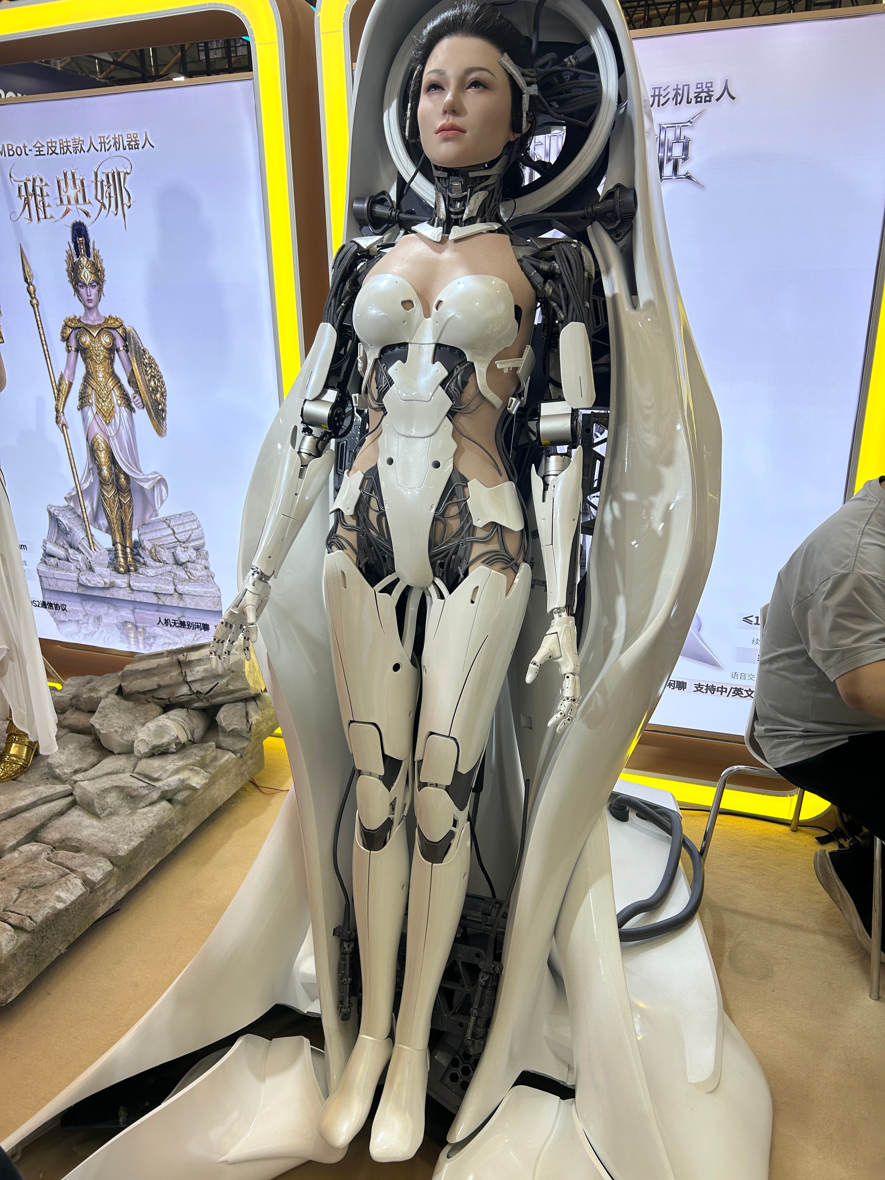逛到云幕智造的展位，一排仿生皮肤人形机器人站在那穿着不同主题的服饰，挺抓眼球。机