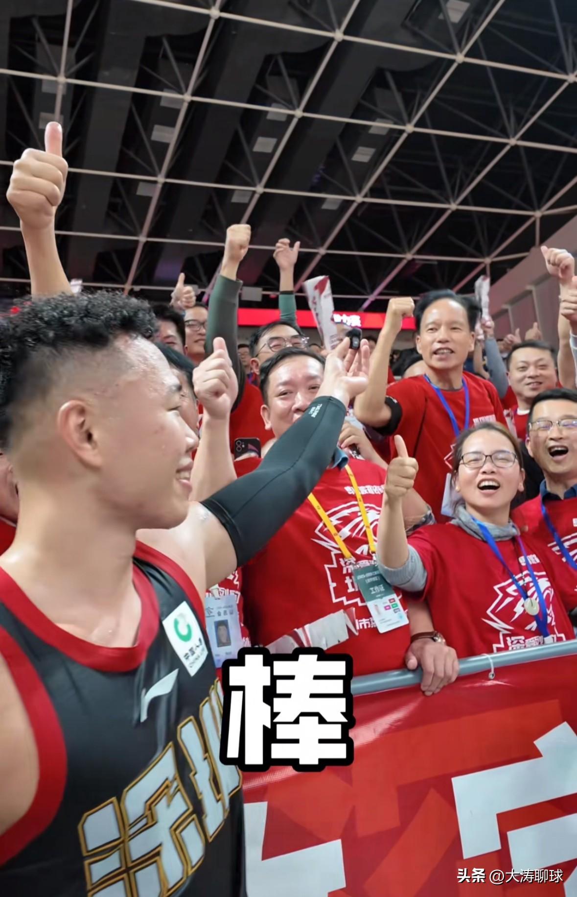 万万没想到！贺希宁竟然是个“社牛”！
在昨天深圳大胜辽宁之后，贺希宁到观众区自己