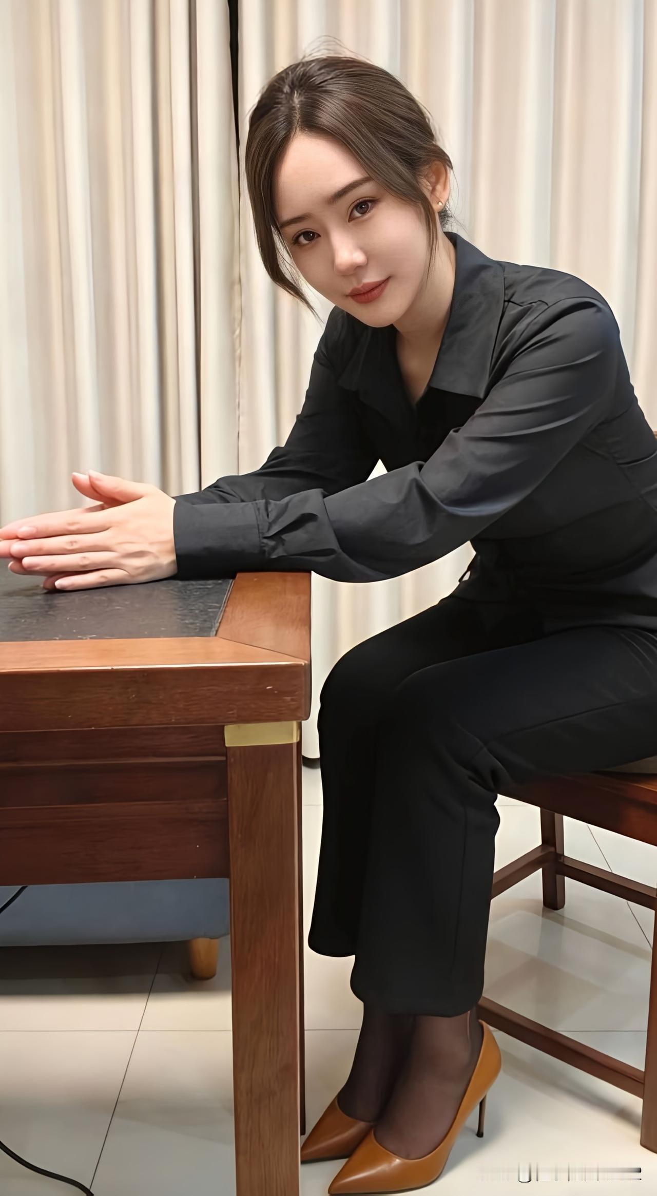 优雅职场风，黑色套装搭配棕色高跟鞋，尽显干练气质