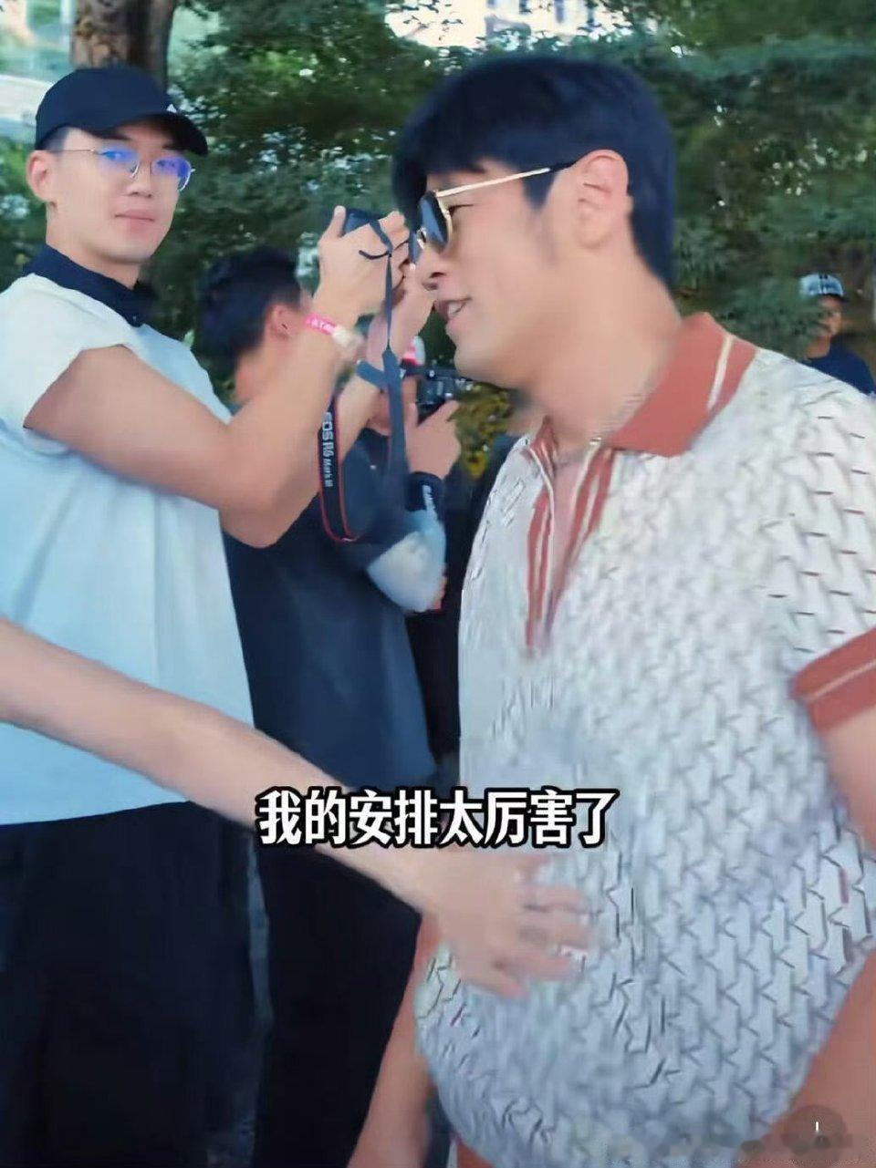 周杰伦臭屁被昆凌拍肚子哈哈哈哈看起来感情也是蛮好的欸 