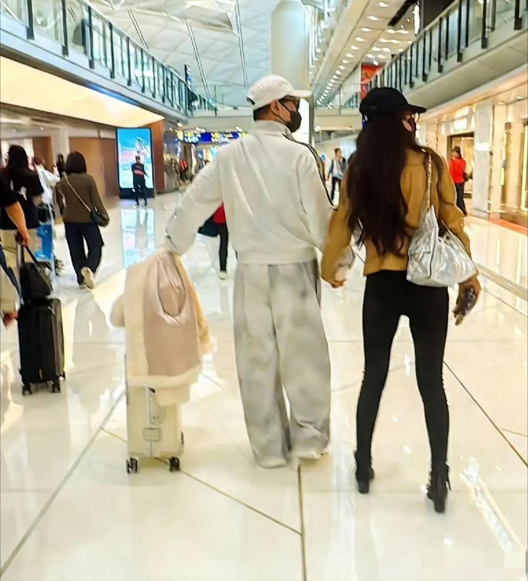 网友偶遇汪峰与森林北牵手同游，画面中森林北的姿态似乎有些侧身而行，引人好奇。