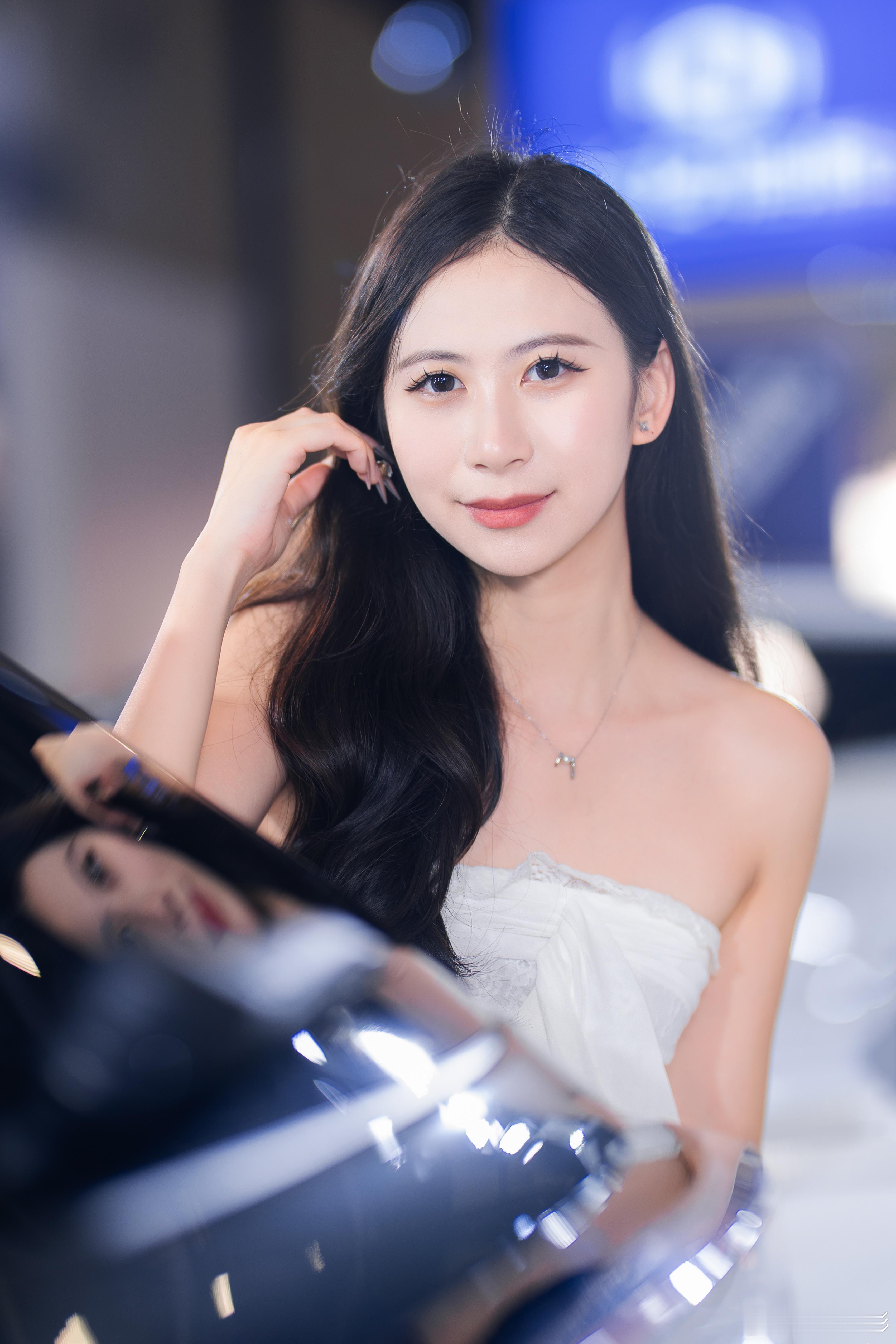 她腿挺细的，一位小家碧玉型的车模小姐姐模特：小婕活动：佛山潭州车展抄送：