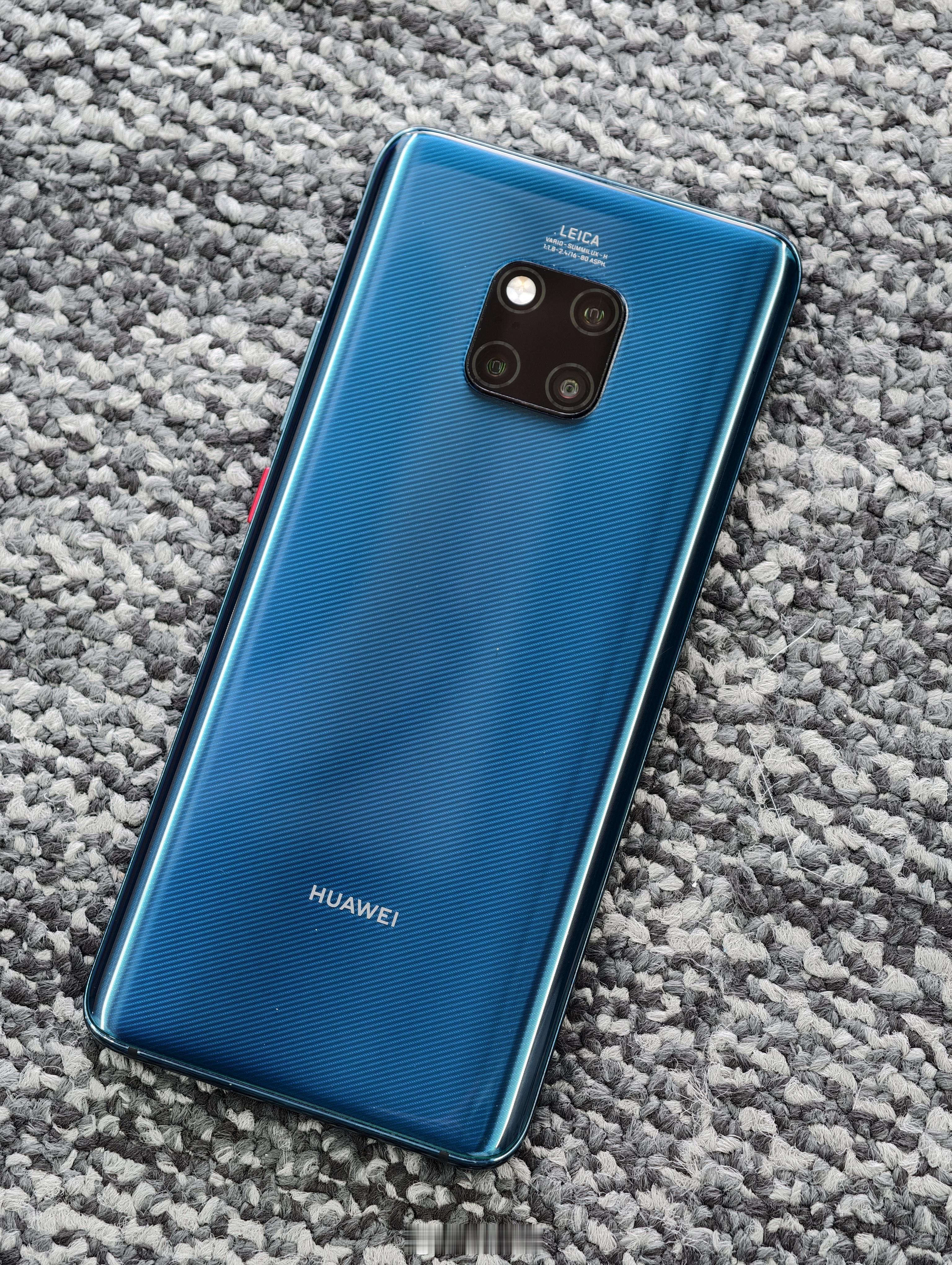 现在再回味华为Mate20，真的很经典，当年被调侃的浴霸造型，在如今看一点也不过