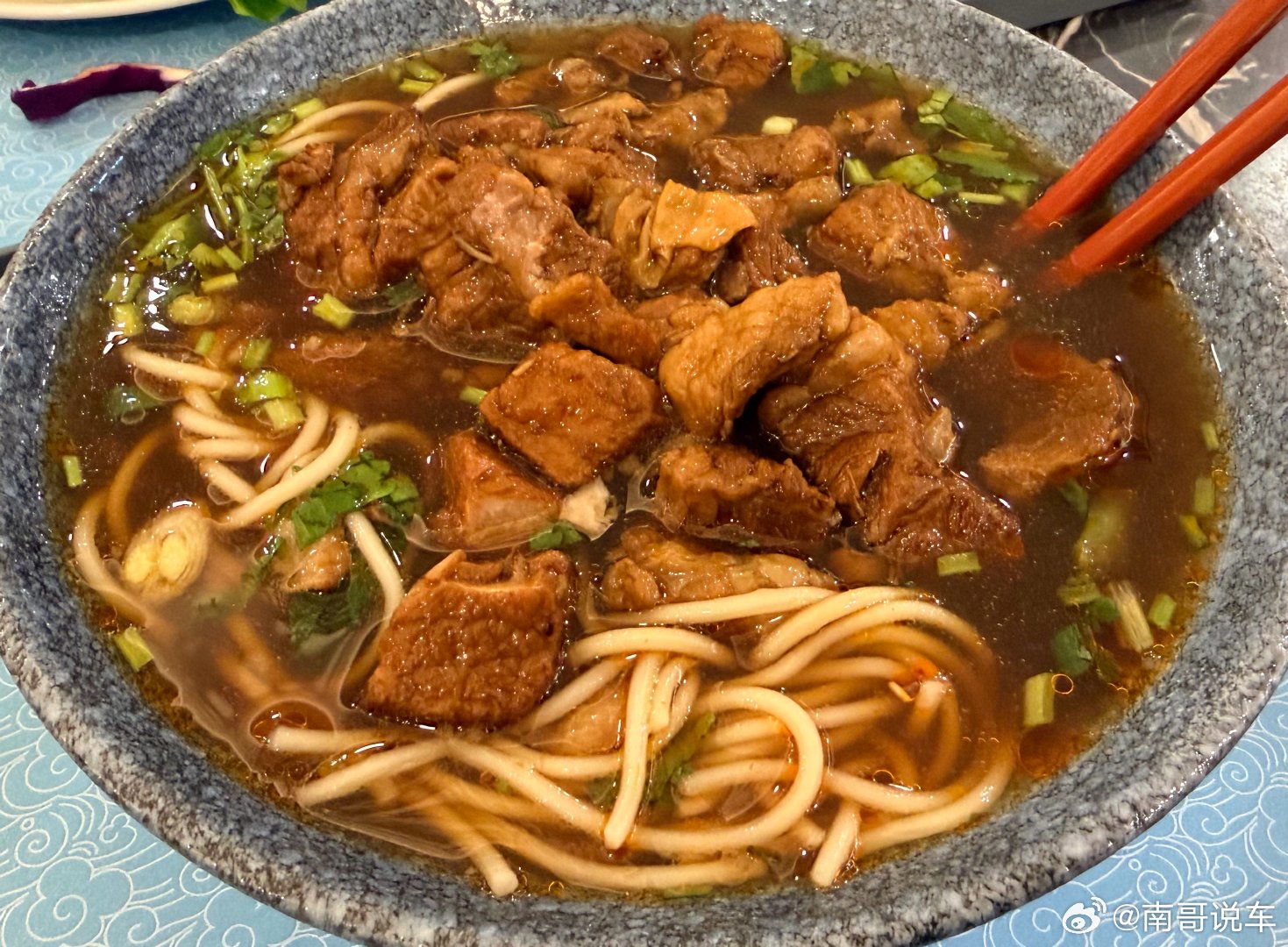 机场大姐看到我，今天这日子也出差？给我一碗牛肉面，看这牛肉量。。。她体会到，我是