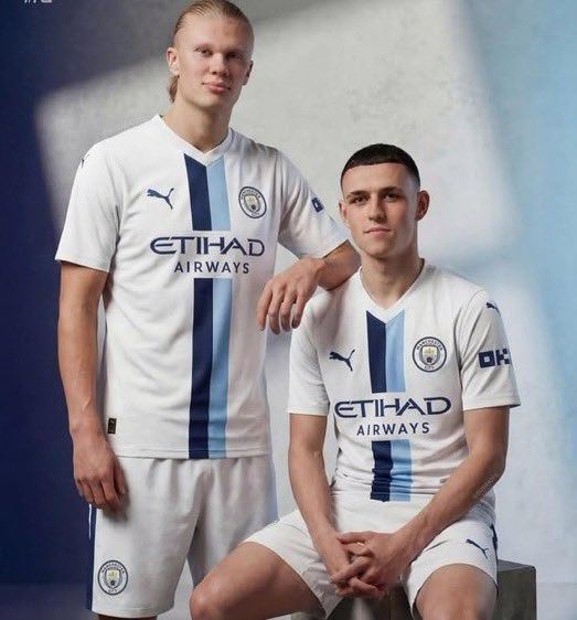 还是那款球迷ai设计比赛中定下的下赛季二客球衣emm好像…也还行？ 