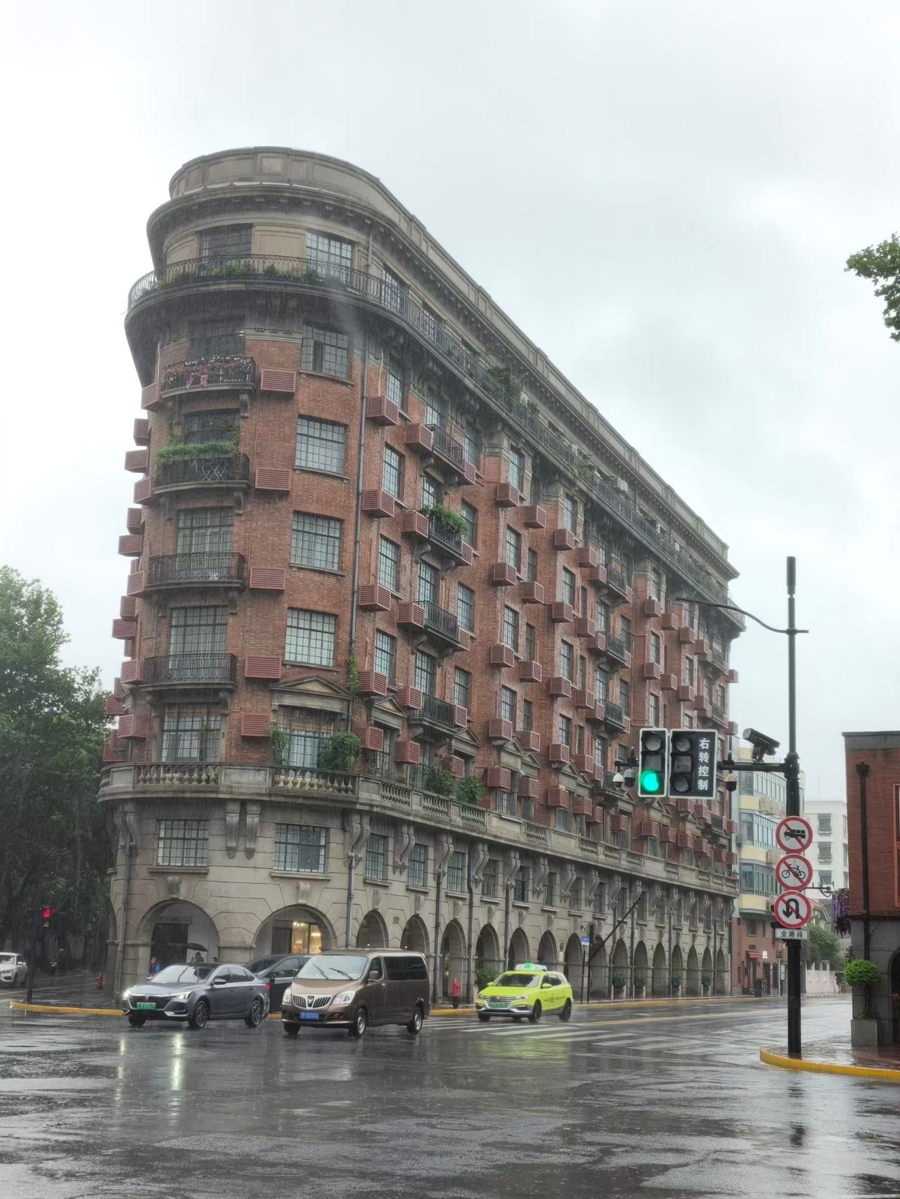 上海实时播报：武康大楼交通顺畅。
台风还在肆虐，大雨倾盆，今天不少公司通知居家办