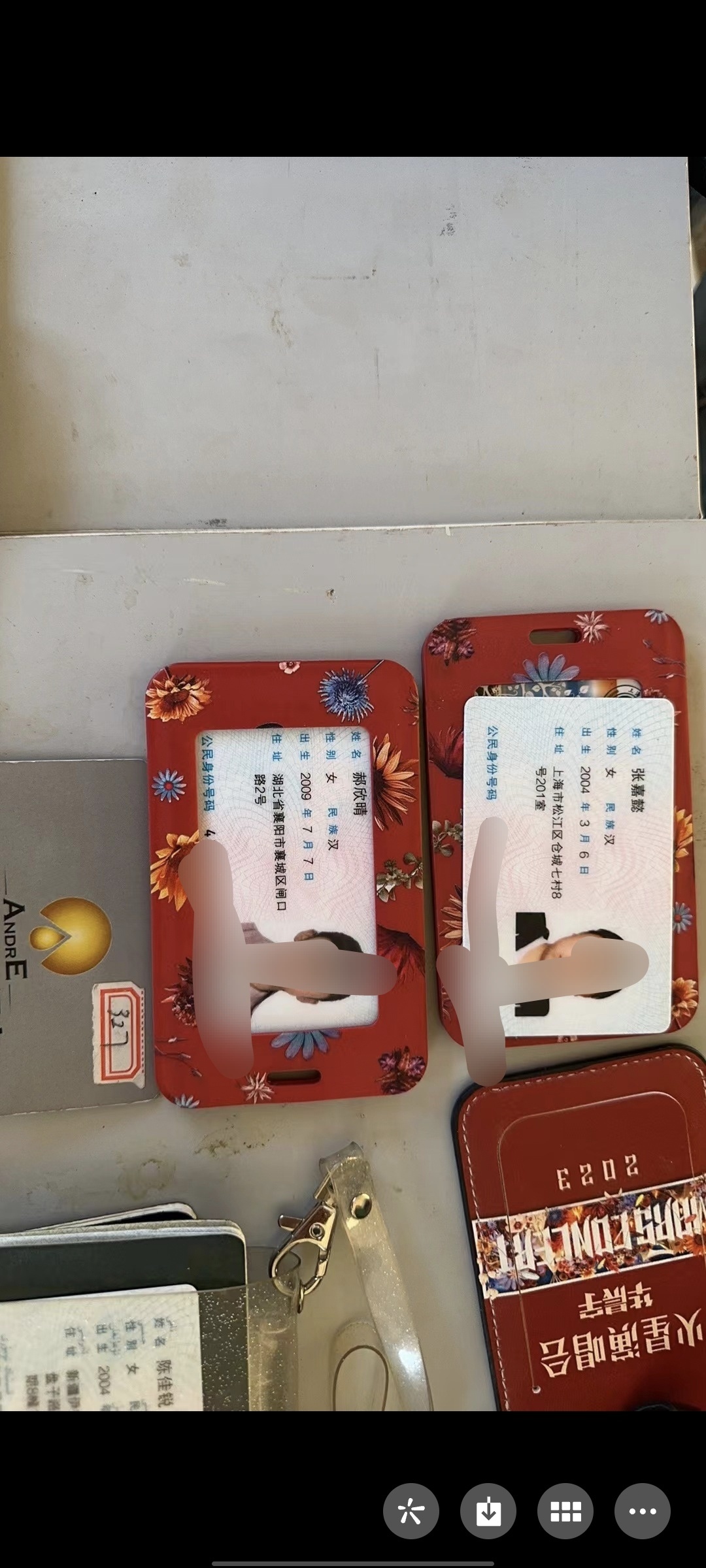 我天呢，好多！你们这些活性人丢三落四！演唱会失物招领处的身份证，这可真多啊，是不