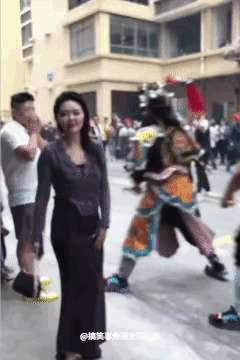 小姐姐为什么站的这么出去？