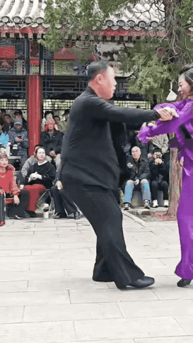 谁见过这么疯狂女人这是跳舞吗？

这是玩杂技，一位老年男子和穿着紫色衣服女人跳舞