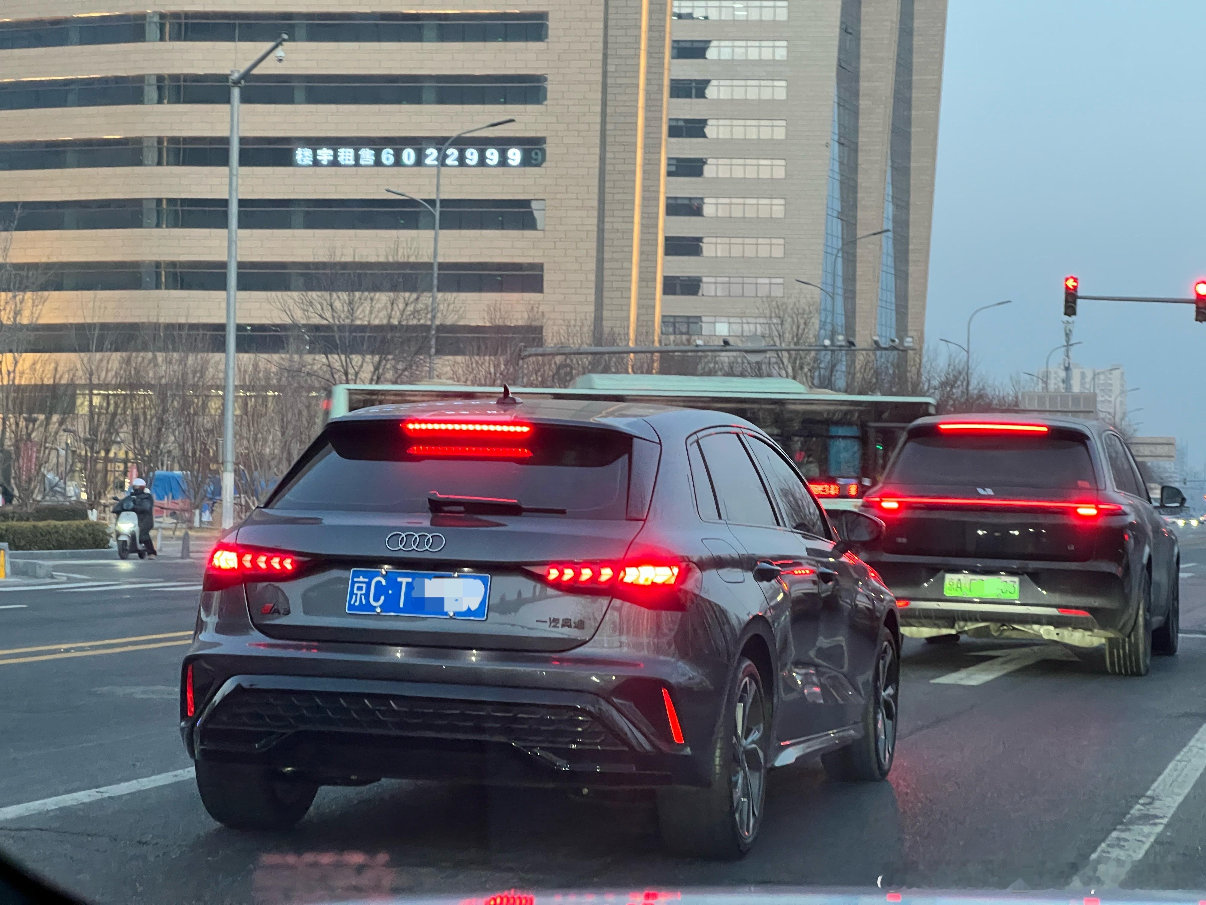 四门的奥迪A3L挺常见，五门的的奥迪A3 Sportback北京路上感觉还真不多