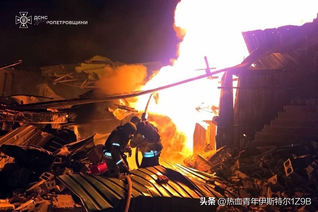 乌克兰消防员身穿防弹背心，以防遭到二次炮击，正在扑灭俄罗斯夜间空袭后第聂伯罗市的