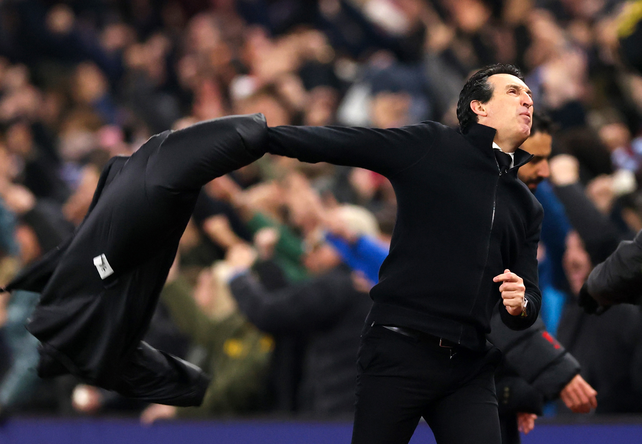 埃梅里，这就是十连胜的感觉！阿斯顿维拉百年来第一次十连胜。谁能想到半程过后，阿森