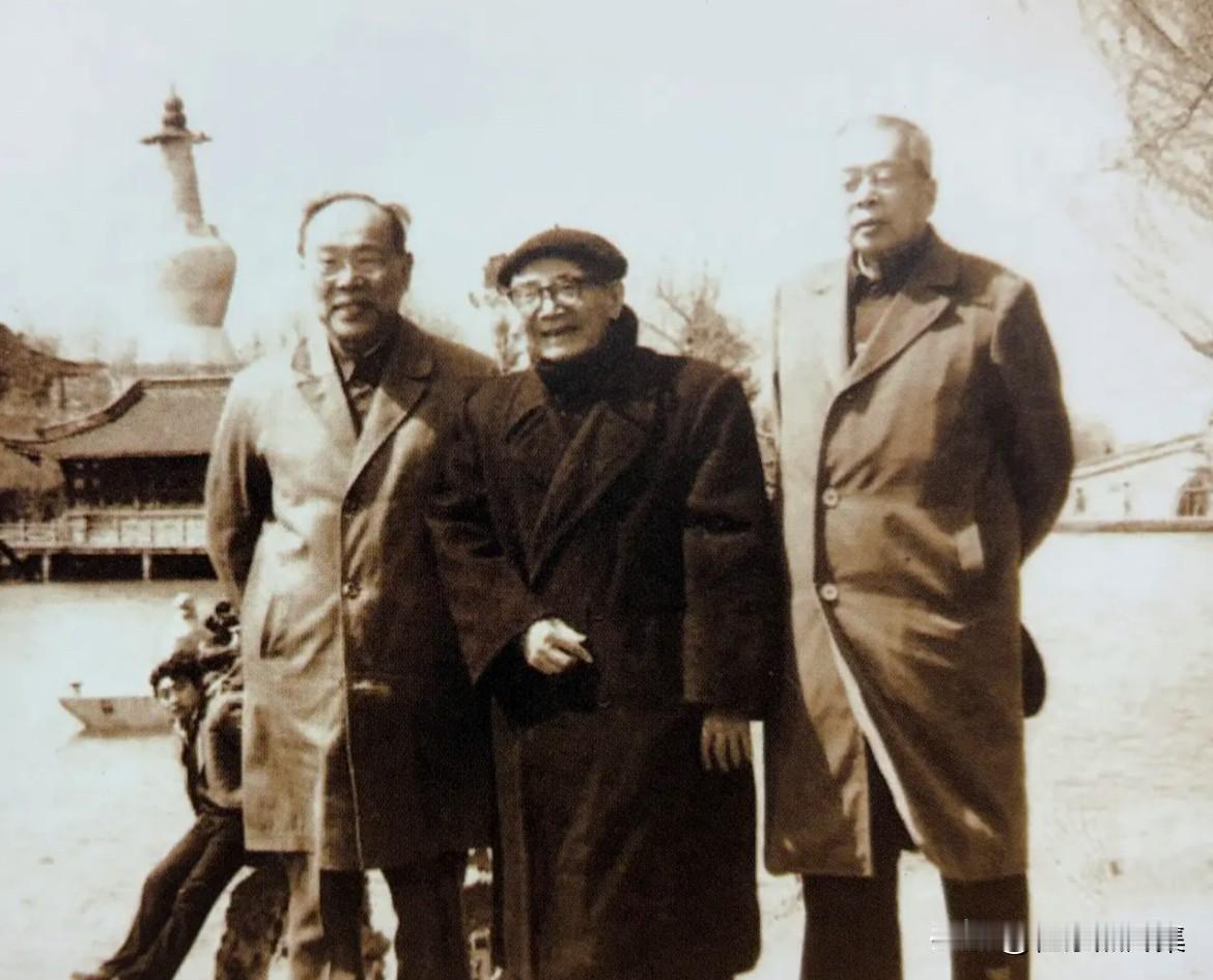上世纪80年代，李国豪、茅以升、姜椿芳在扬州瘦西湖合影。李国豪时任同济大学校长，