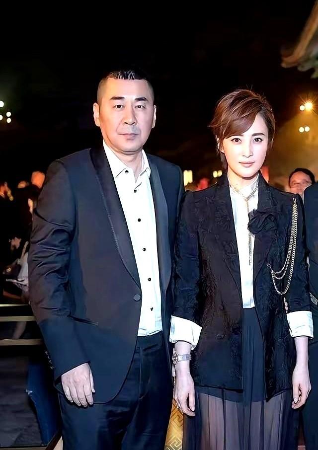 吴京宁愿回家，也不排队看电影。

这哥们儿真不是耍大牌。他一看影院那长队，好位置