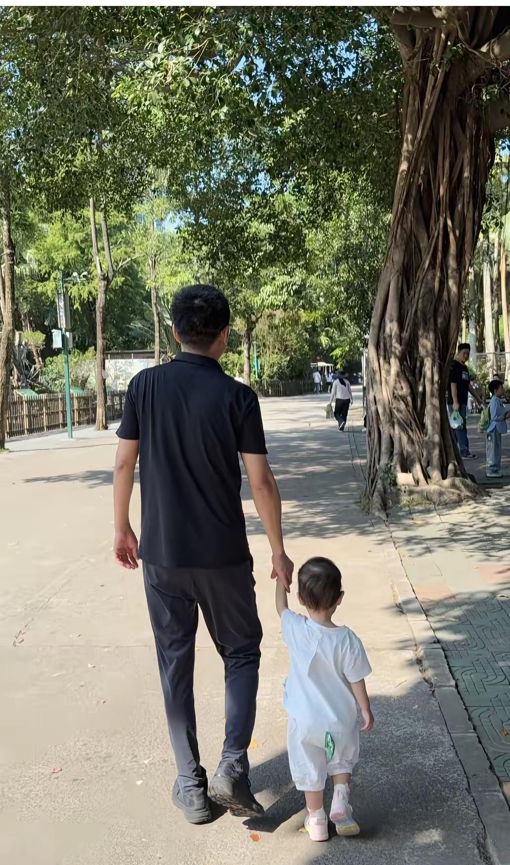 深圳今年真是暖冬了，厚衣服的标签都没来得及拆短袖的日子却来了很久了