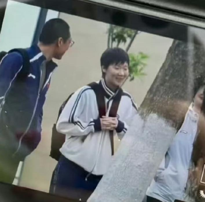 国乒成都训练基地，王曼昱今日下训。今天是和徐奕以及体能教练一起下训的曼昱。
开开