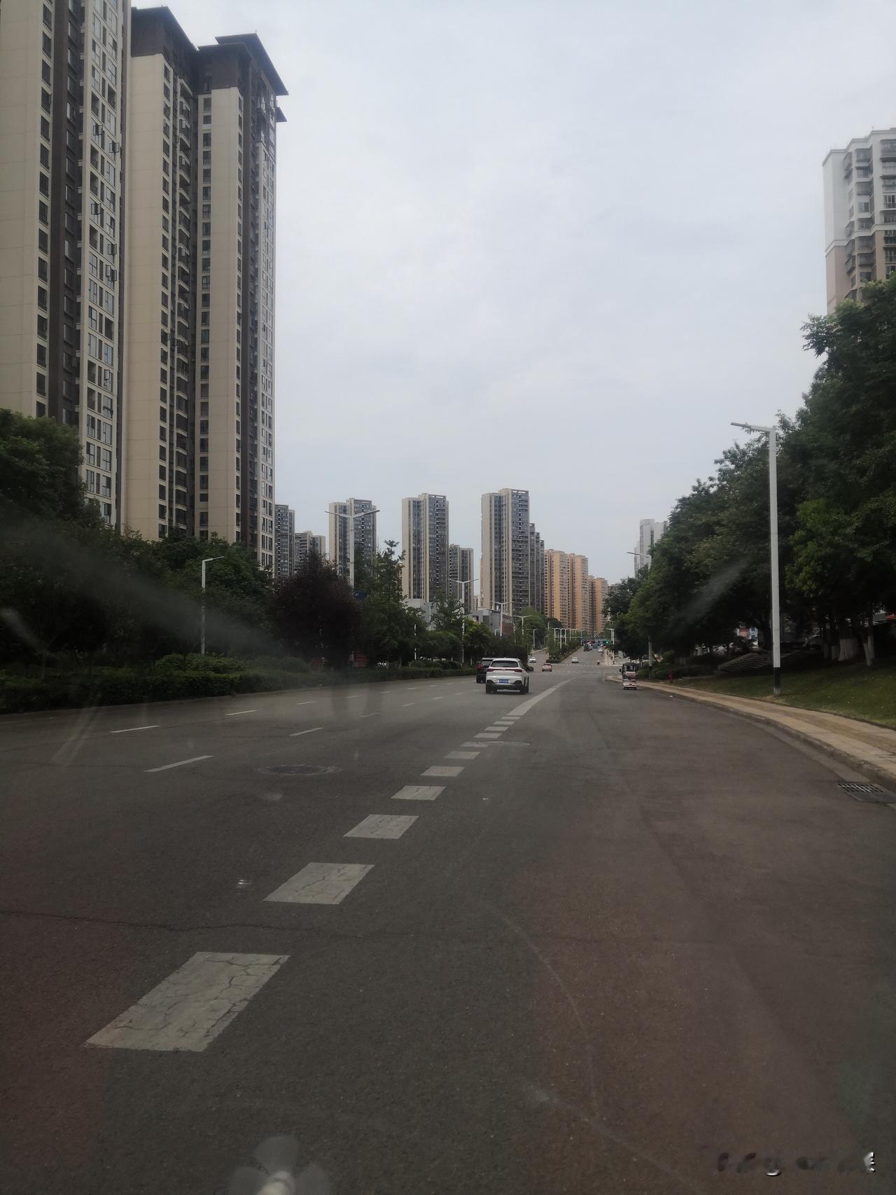 广汉市，广汉城市旅游资源也是很丰富的，这里主要地势平坦，三星堆是古文明的发源地中