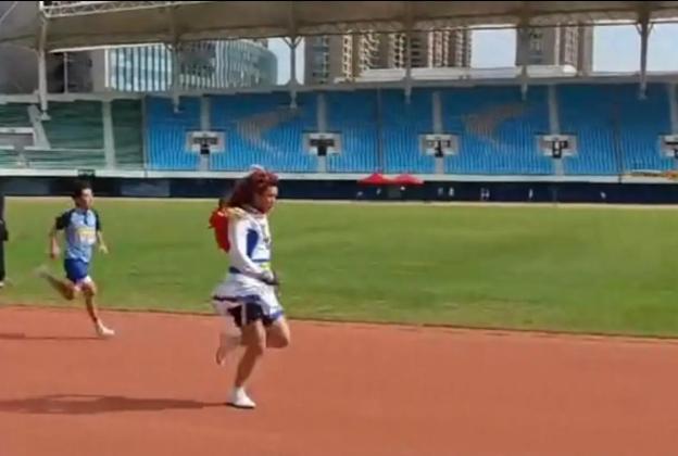 男生穿粉裙夺冠被取消成绩，青春该有规矩还是个性？ 
厦门松柏中学校运会的一幕炸翻