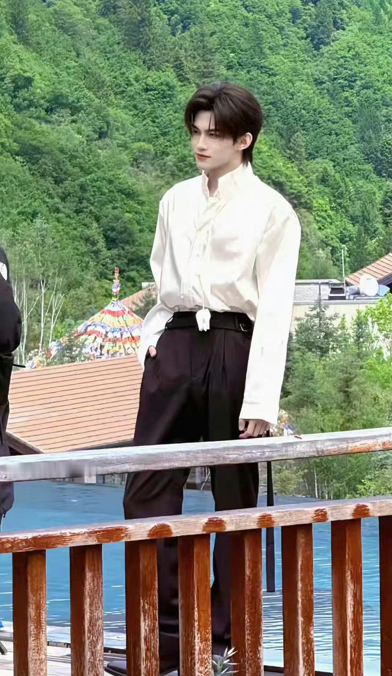 云旗vogue活动路透 今天的云旗vogue活动路透，新中式衬衫优雅贵公子✨ 