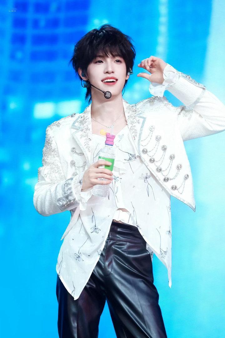 歌手总导演托人问张泽禹 所以张泽禹是要上歌手了吗？！总导演私下打听，这信号也太明