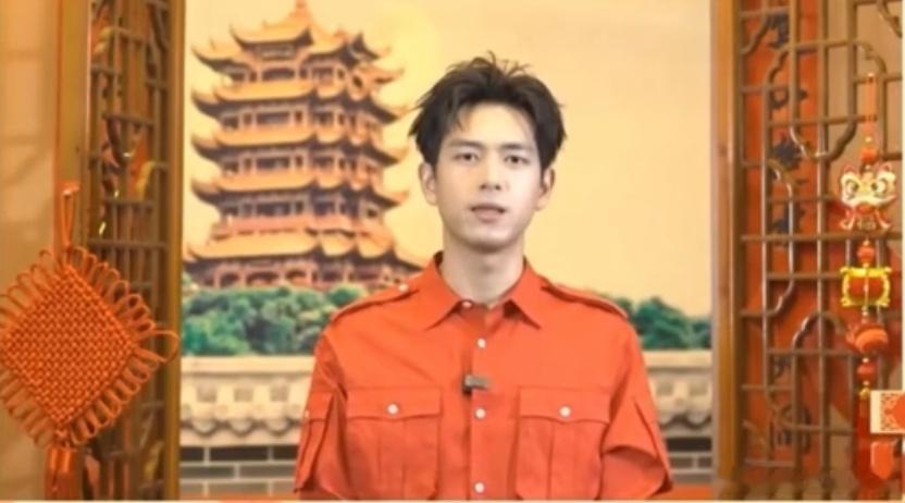 李现上家乡春晚分会场了  家人们，李现出息了！直接杀回湖北武汉分会场，这下家乡春