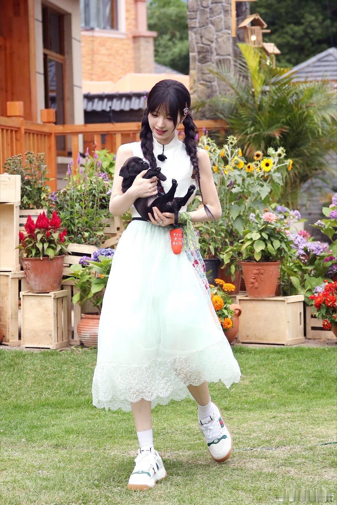 #田曦薇A甜无袖#田曦薇双麻花辫造型也太可爱了吧，还有宝宝这件无袖裙真的好好看，