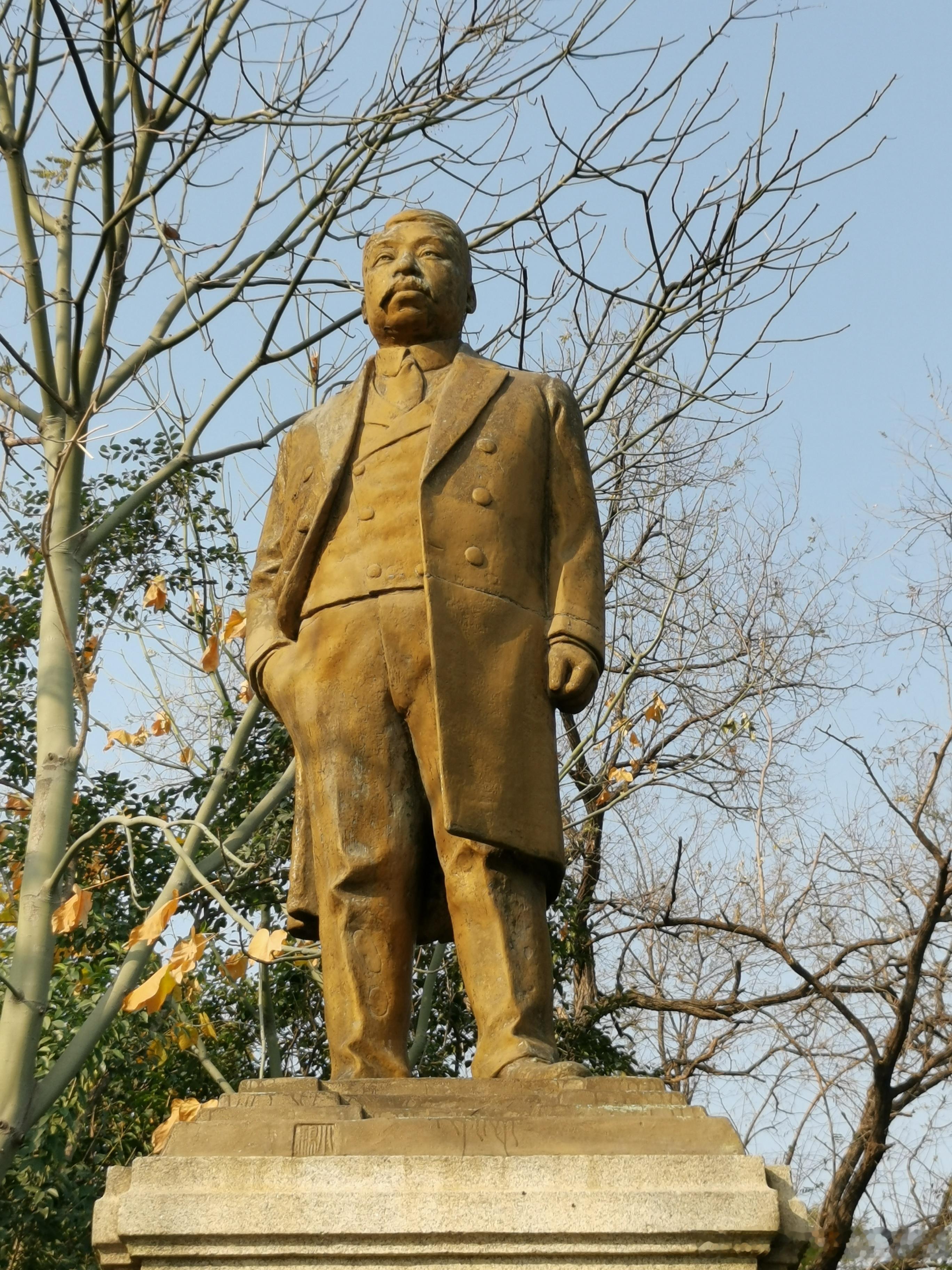 历史人物﻿﻿ 黄兴         可惜英年早逝！这可是打仗真往前冲的硬汉！ 