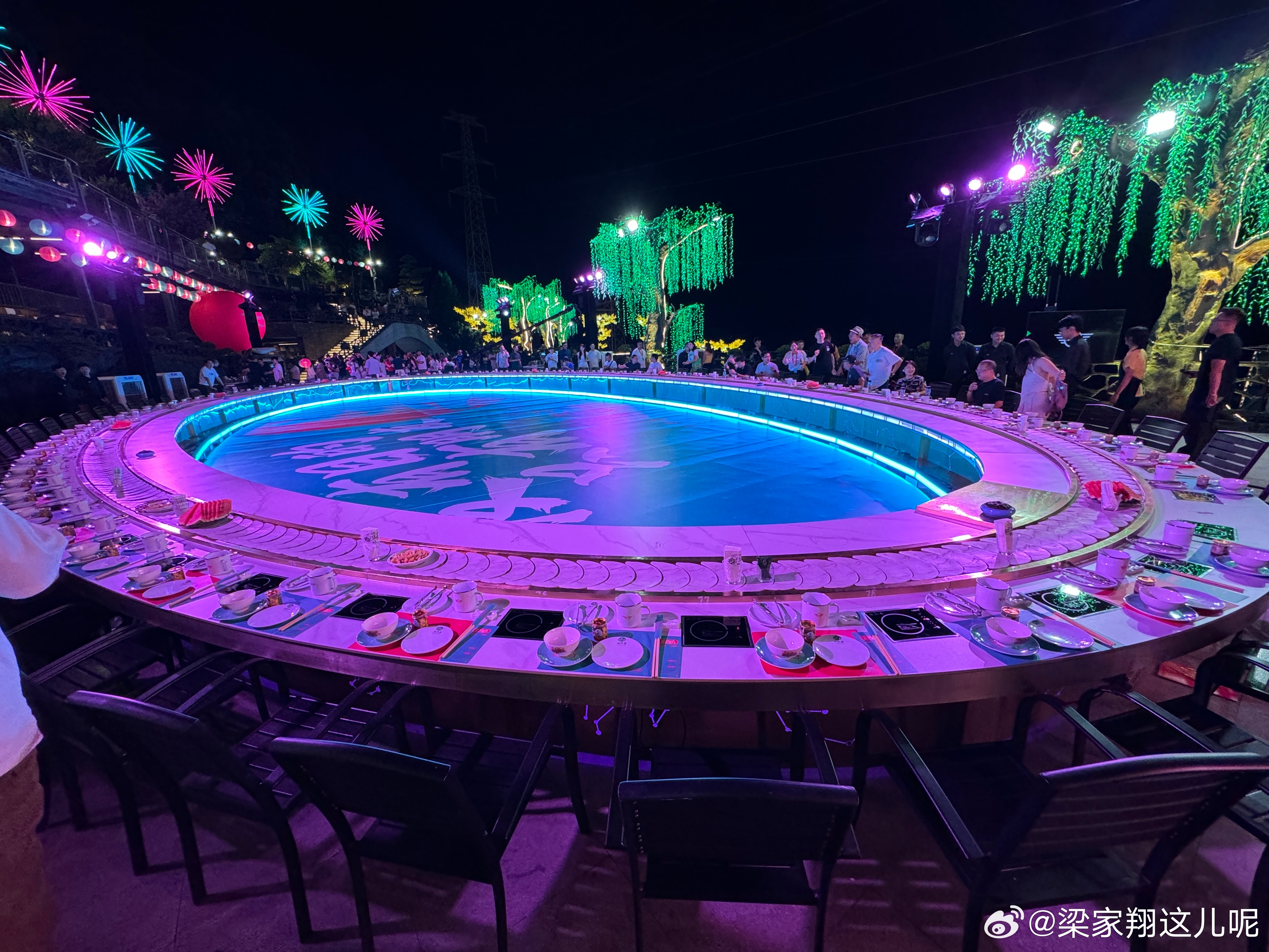 上百人一起吃火锅……当然不是一口锅，一人一个小锅。一会儿#MINI ACEMAN