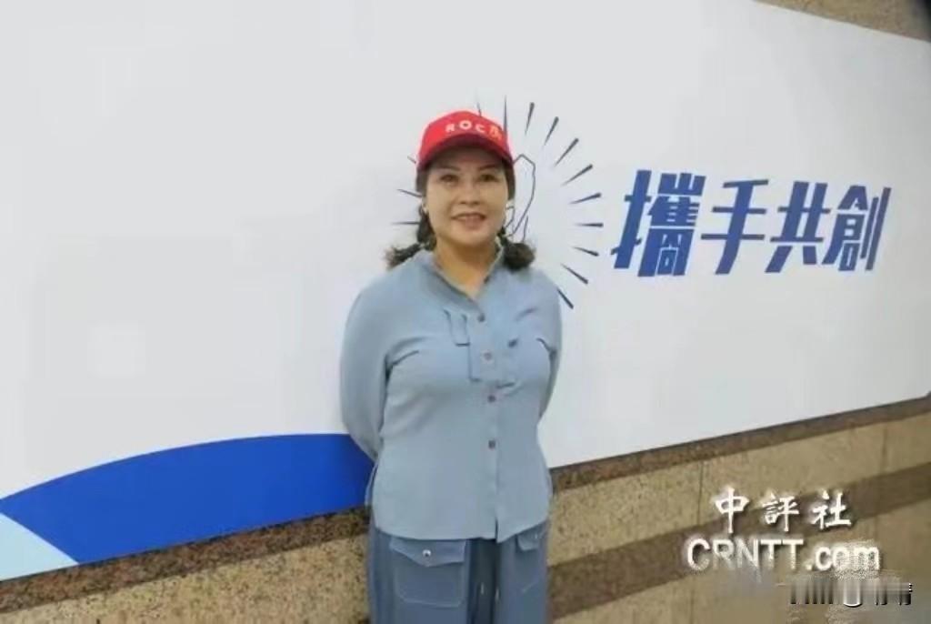 何鹰鹭中常委被停职！
原因是在抖音上发表支持大陆领导人和支持统一的言论。

国民