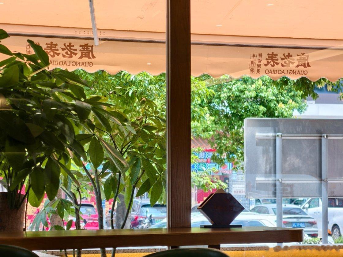 美食中山 盛景尚峰的东裕路不少餐饮大店关门招租🚪，新开店生意也不好，这CBD的