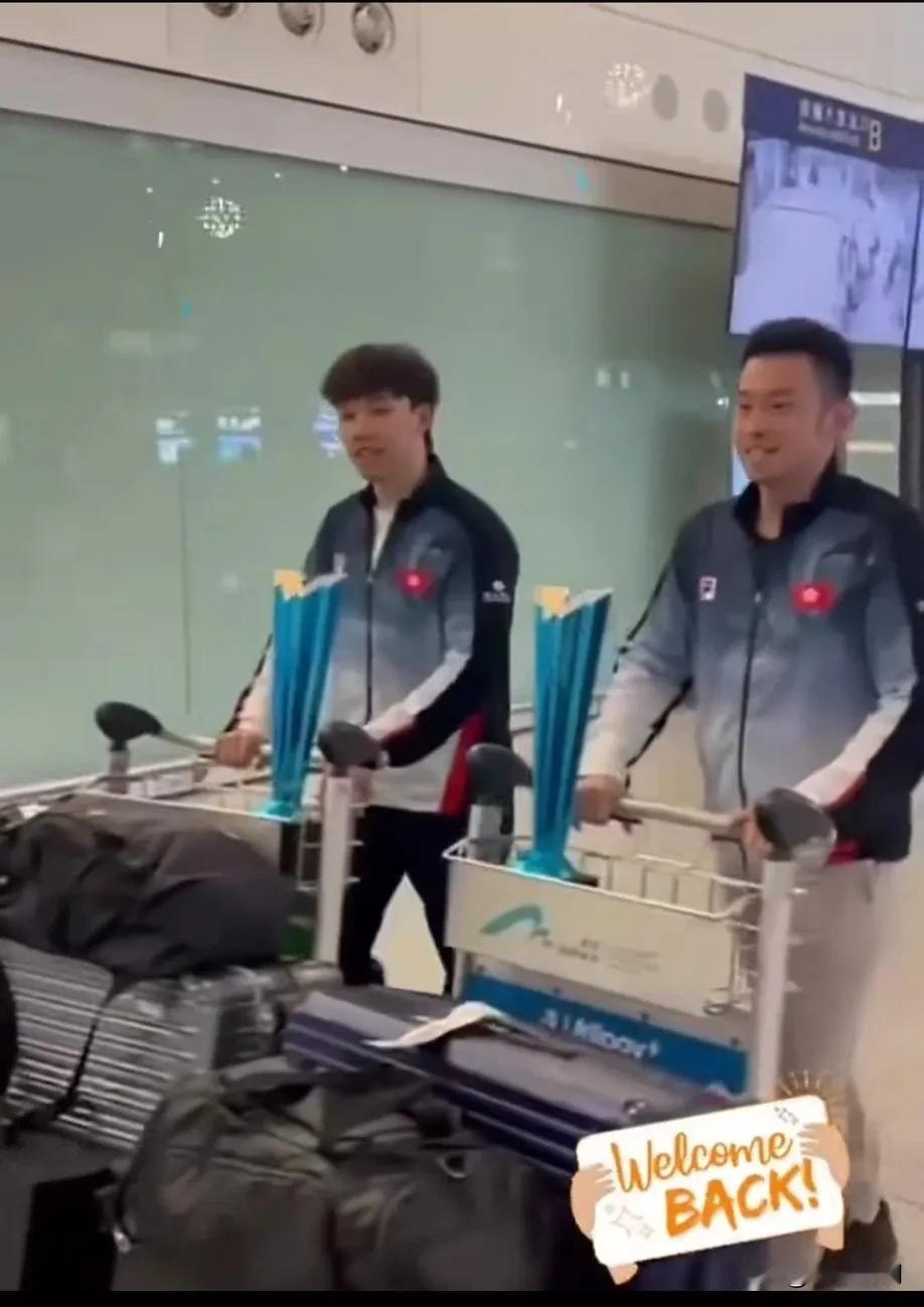 笑死了，第一次见奖杯这样从机场出来的[偷笑]
这也太显眼了吧，大圣这两人就差把奖