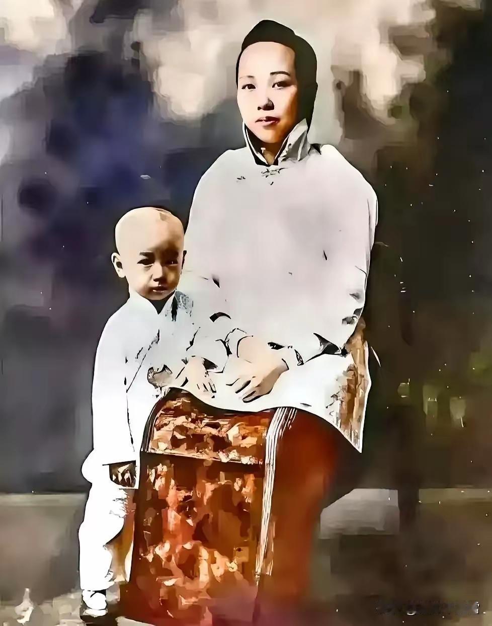 虎头虎脑小不点，竟成国之栋梁！母亲的教育太绝了

谁能想到，那个虎头虎脑、窝在妈