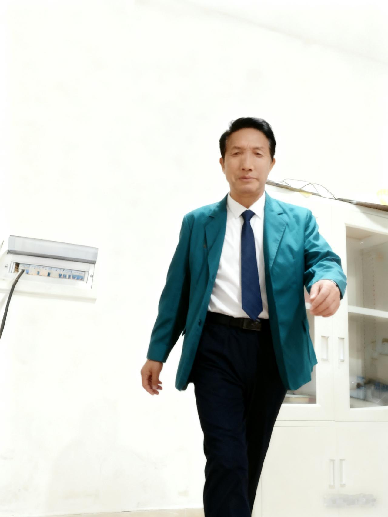 70后这代人
像站在历史的十字路口
被时代的浪潮推着，也踩着变革的节点，走出了一