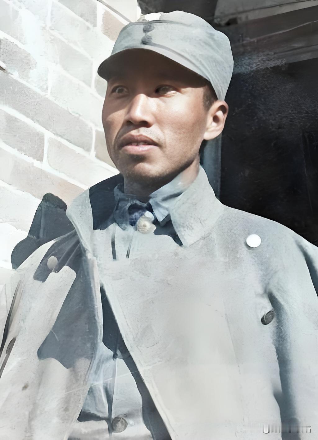 左权，早年加入中国共产党，历经黄埔军校和苏联伏龙芝军事学院的深造，回国后积极参与