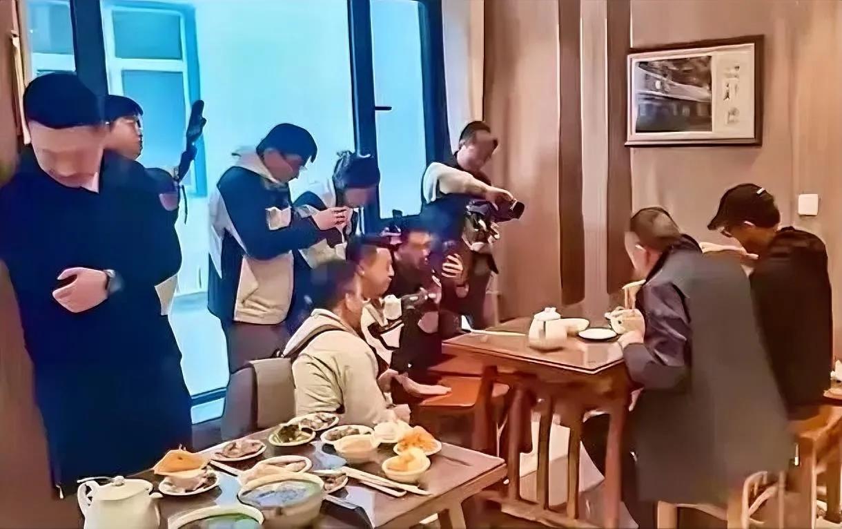 视恶如仇，公正不阿，以清廉著名的陈行甲现在吃碗面都要弄虚作假了吗？真吃又何妨？是