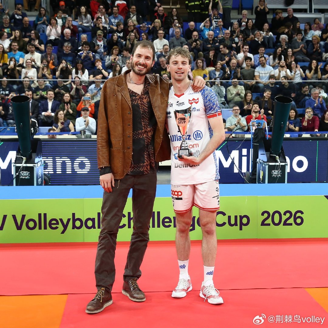 男排欧挑杯米兰夺冠，前米兰队长名将皮亚诺和赛事MVP雷格斯合影。男排 国际排坛动