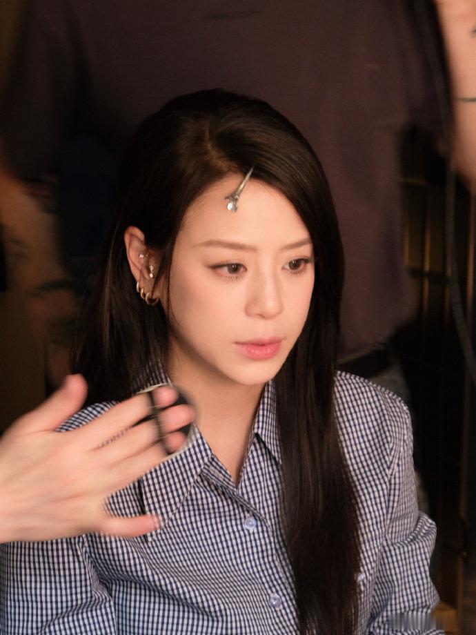 江语晨江语晨穿校服梦回奶茶广告乘风2026亲亲团全员状态在线，少女感十足，温柔又