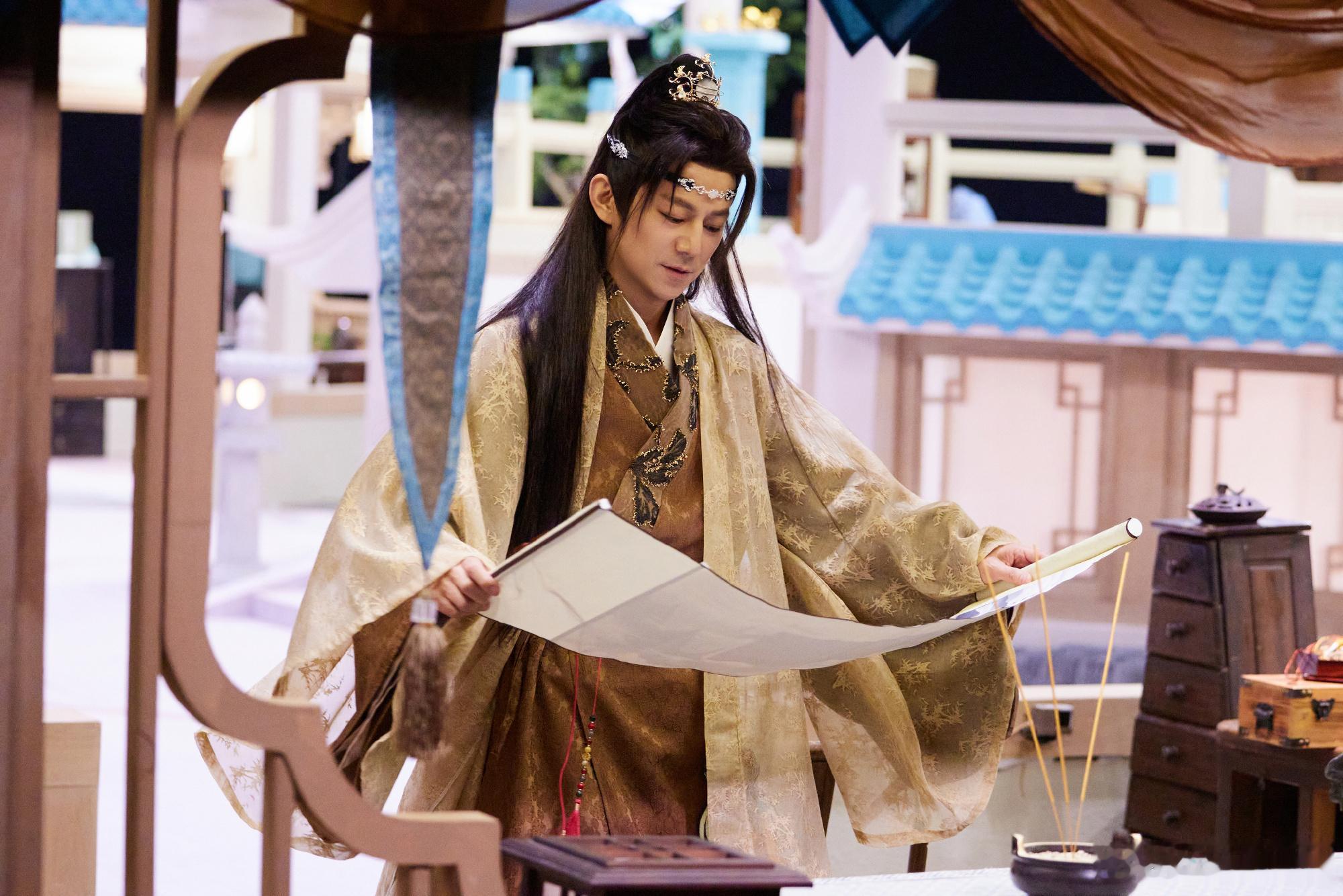 #何炅抹额造型#何炅戴抹额也好好看啊，何老师在大侦探里挑战了好多造型啊，都很适合