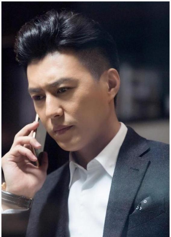 有一次，靳东到上海出差，得知胡歌投资了一家日料店，就带着朋友前去捧场，酒足饭饱后