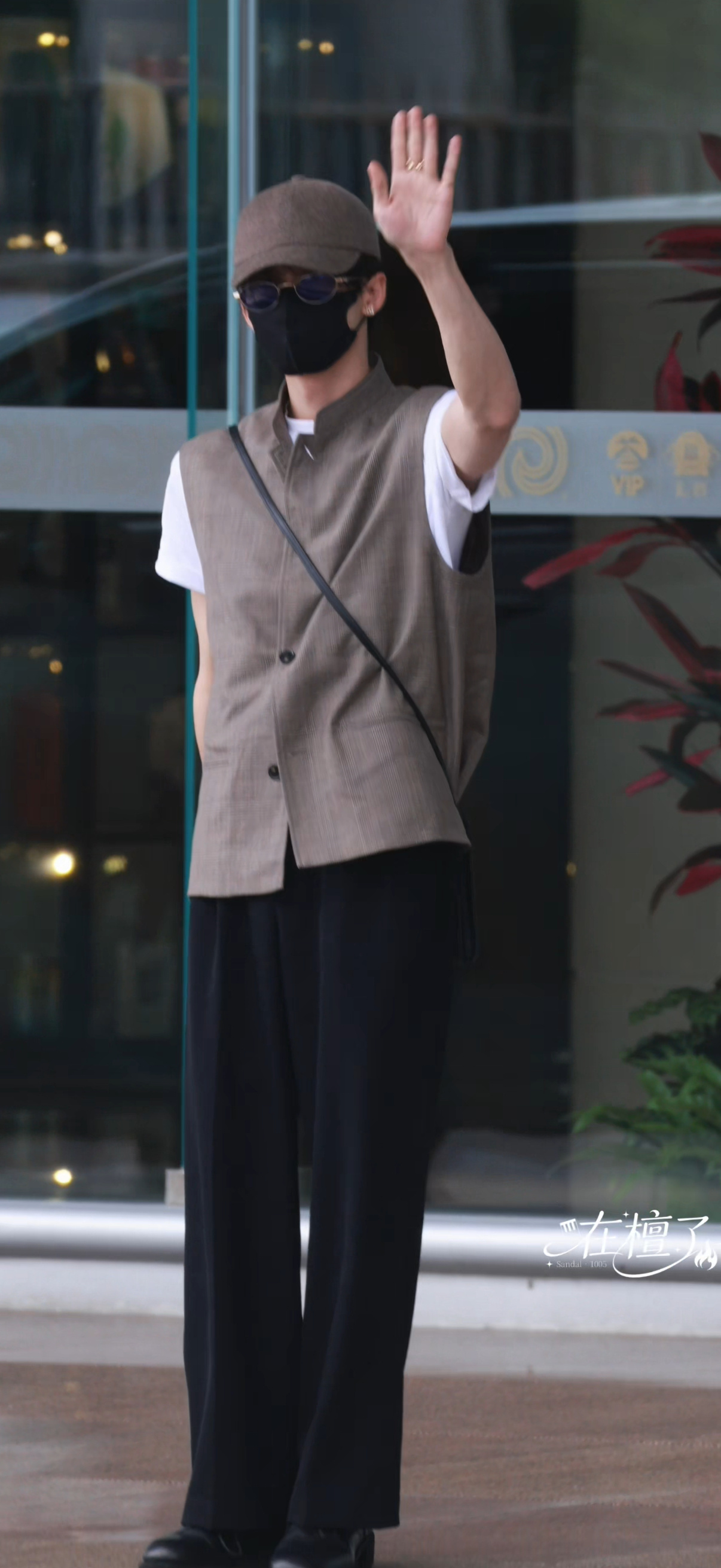 一起上书房 左手招呼不够换右手还不够两只手一起来吧！檀健次黄海挥手比心 檀健次你