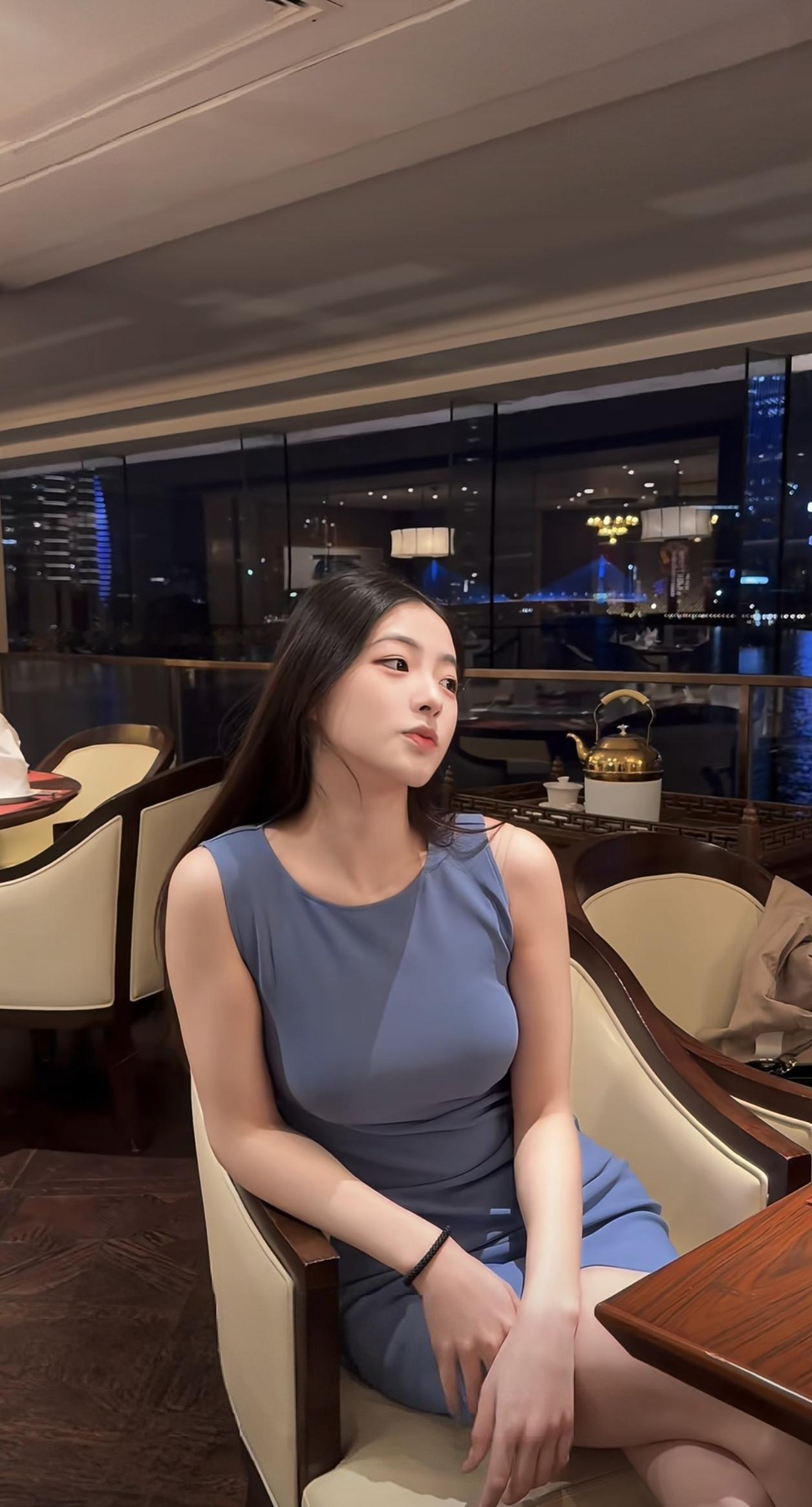 夜晚的咖啡馆，静谧的氛围，优雅的蓝裙女子