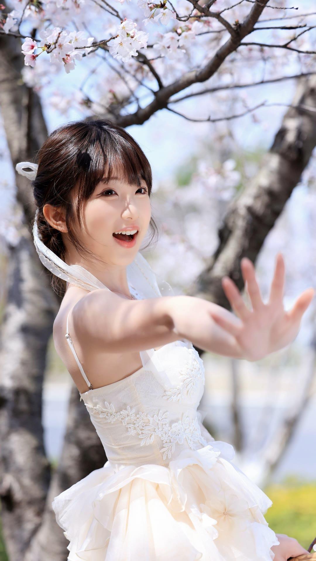 樱花树下，甜美少女，春日气息扑面而来🌸💕